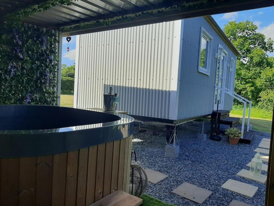 Anglesey New Modern Shepherds Hut With Spa Hot Tub Gwalchmai 外观 照片