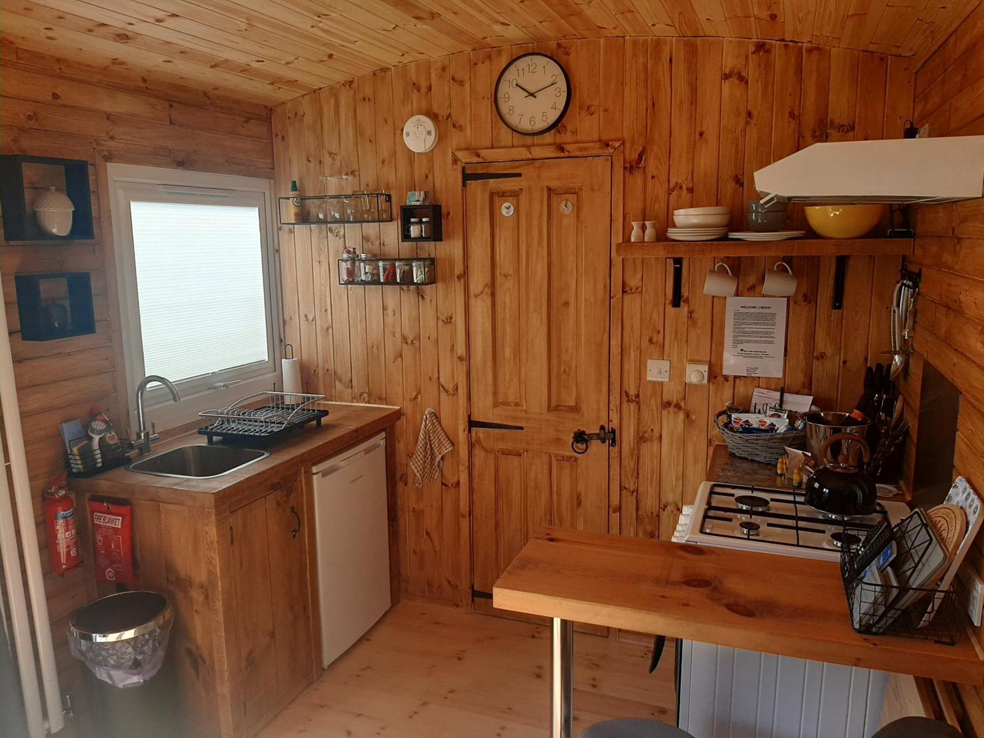 Anglesey New Modern Shepherds Hut With Spa Hot Tub Gwalchmai 外观 照片