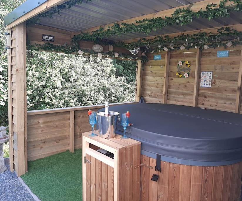 Anglesey New Modern Shepherds Hut With Spa Hot Tub Gwalchmai 外观 照片