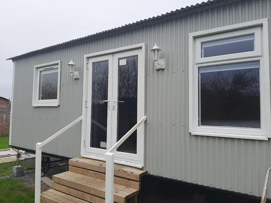 Anglesey New Modern Shepherds Hut With Spa Hot Tub Gwalchmai 外观 照片