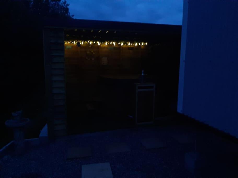 Anglesey New Modern Shepherds Hut With Spa Hot Tub Gwalchmai 外观 照片