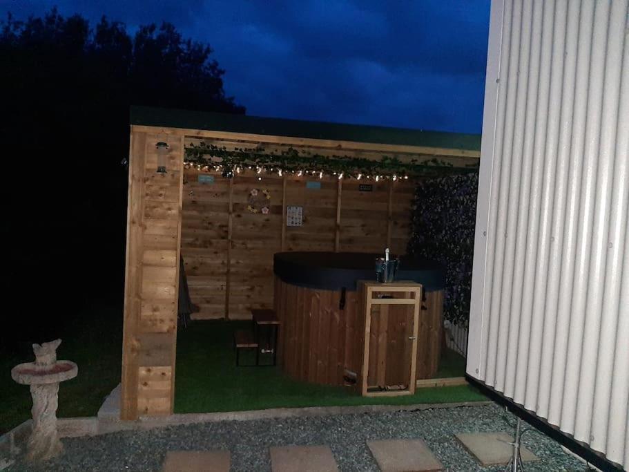 Anglesey New Modern Shepherds Hut With Spa Hot Tub Gwalchmai 外观 照片