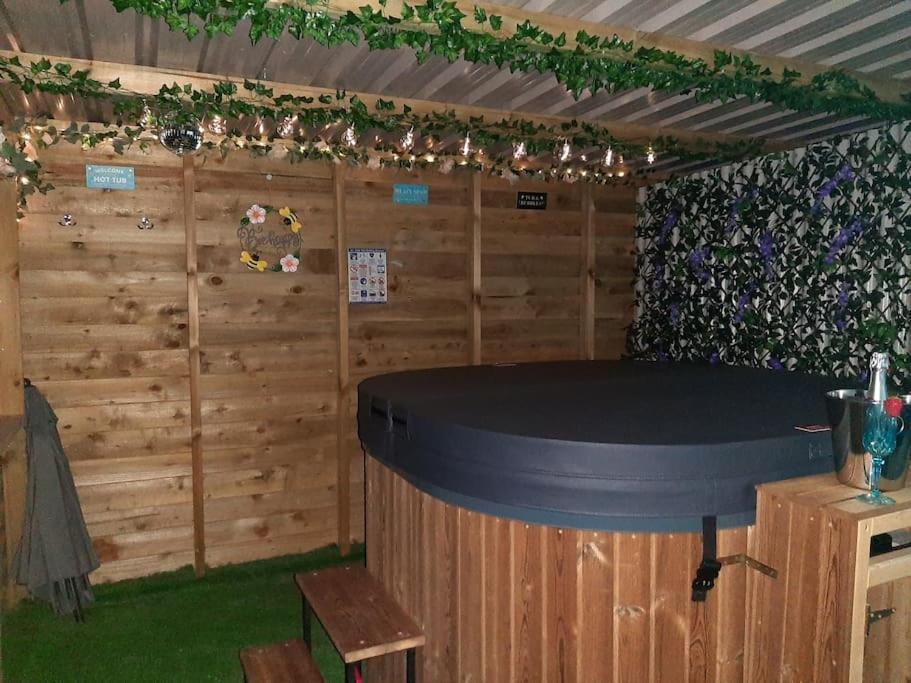 Anglesey New Modern Shepherds Hut With Spa Hot Tub Gwalchmai 外观 照片