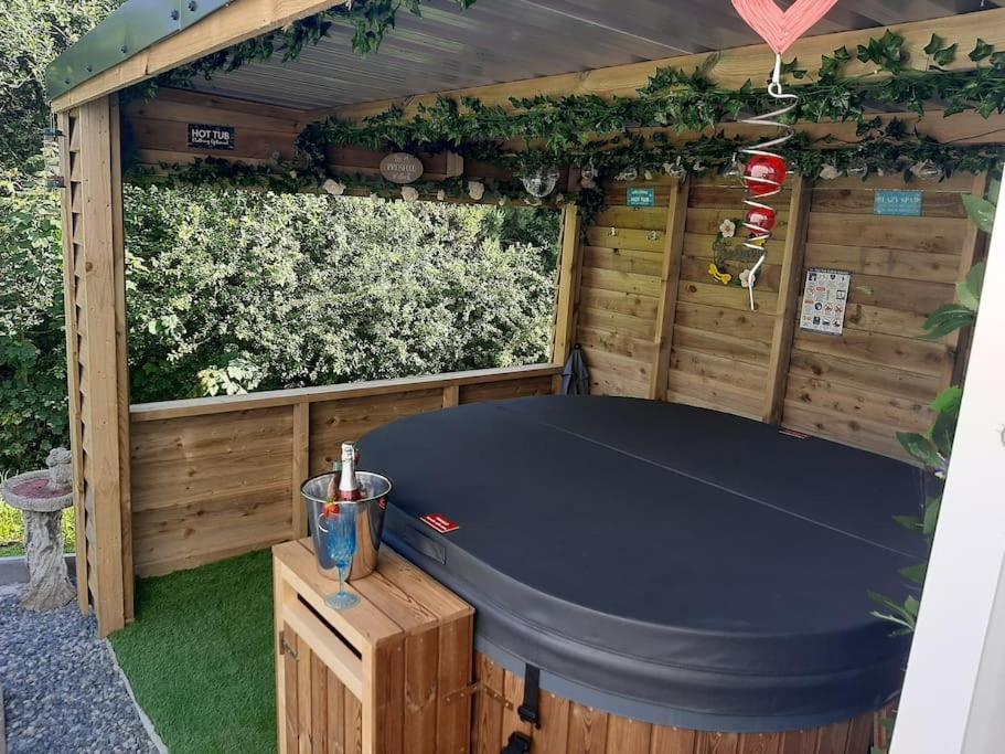 Anglesey New Modern Shepherds Hut With Spa Hot Tub Gwalchmai 外观 照片