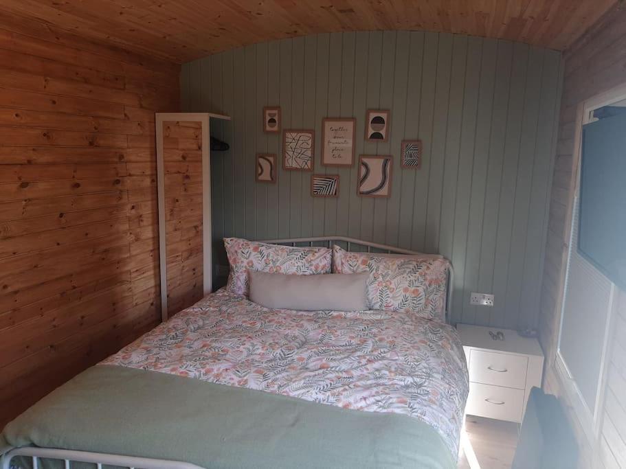 Anglesey New Modern Shepherds Hut With Spa Hot Tub Gwalchmai 外观 照片