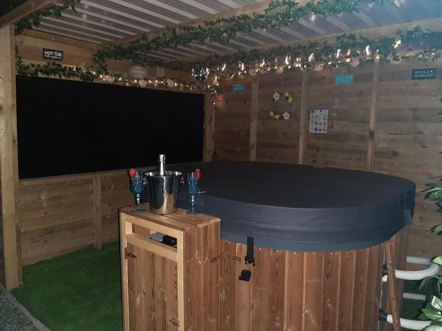 Anglesey New Modern Shepherds Hut With Spa Hot Tub Gwalchmai 外观 照片